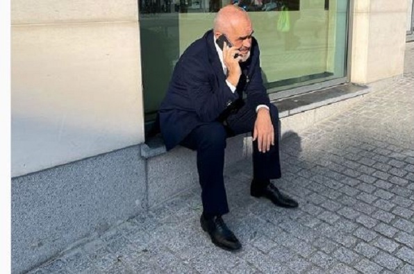 “Alo! Ca ka nai gjo anej?” Rama publikon foton nga Brukseli pas konferencës me dy zyrtarët e BE