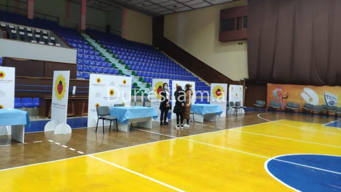 FOTOLAJM/ Durrës, Pallati i Sportit “Ramazan Njala” bëhet gati për fushatën e vaksinimit