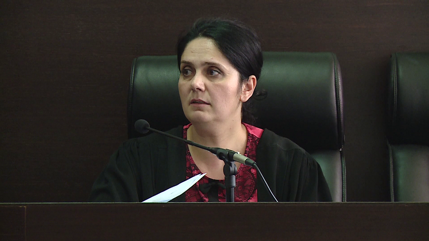 “Gjendja shëndetësore e djalit është rënduar, vajza ka braktisur shkollën”, gjyqtarja apel kolegëve: Më lironi!