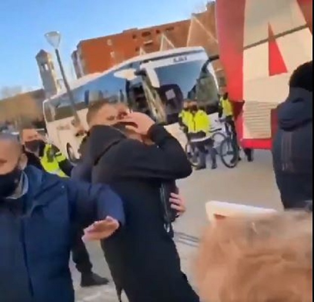 Është lojtari më i urryer, tifozët kundërshtarë godasin me monedha futbollistin e njohur