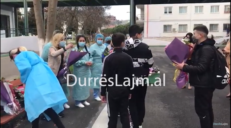 8 Marsi/ Gratë e prekura me Covid-19 dhe infermieret e spitalit të Durrësit surprizohen nga tufat me lule (VIDEO)