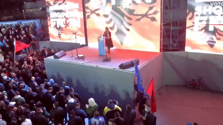 Hapi fushatën e PD, përlotet Açka: S’di të mbaj fjalime politike…