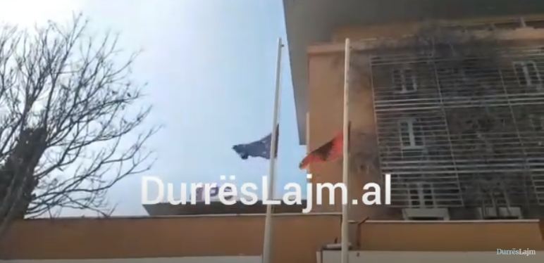 VIDEO/ Flamujt në gjysmë shtizë në Durrës, në nder të Bashkim Finos