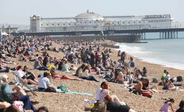 Mbi 50% e popullsisë e imunizuar, britanikët “pushtojnë” plazhet