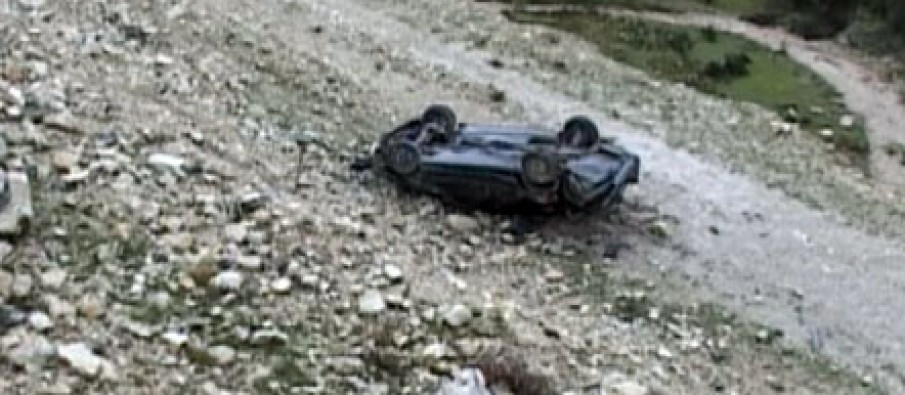 Aksident i rëndë, “BMW”-ja humb kontrollin dhe bie në humnerë, plagoset shoferi dhe pasagjeri