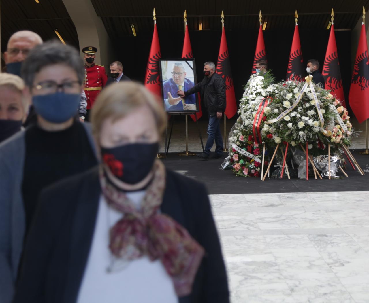 Homazhet për Bashkim Finon, kolegë dhe qytetarë i japin lamtumirën e fundit