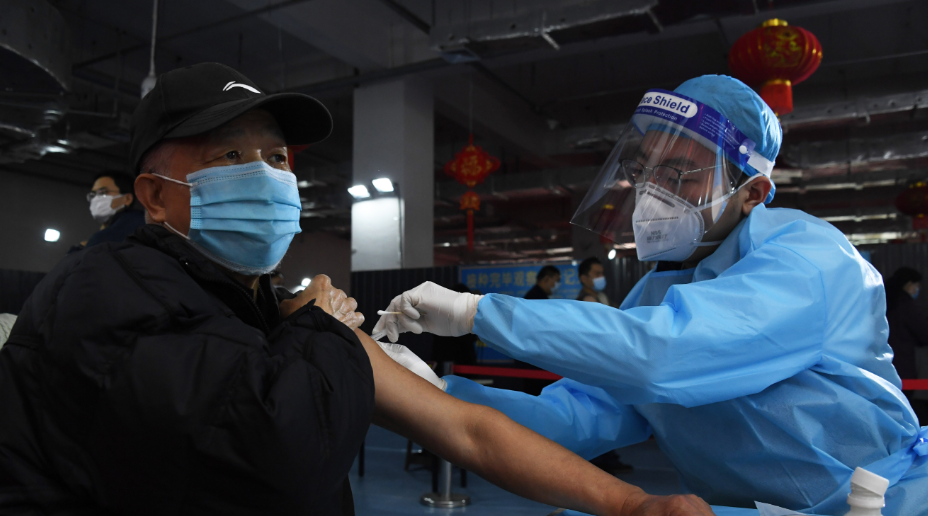 Kina ndryshon strategji, përfshin në vaksinim edhe moshat mbi 60 vjeç