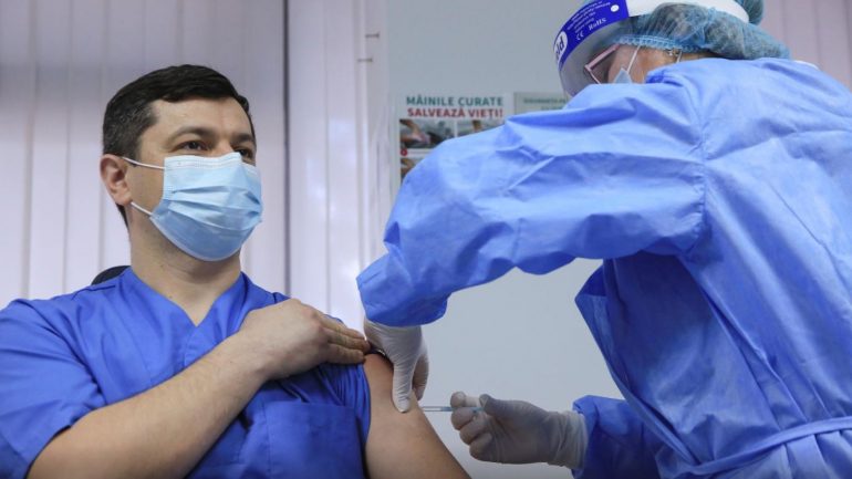 Bullgaria dhe Rumania pezullojnë përdorimin e vaksinës AstraZeneca