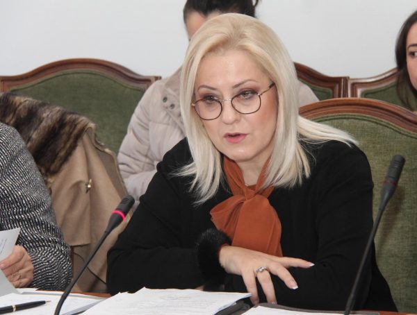 Lindita Nikolla thërret mësuesit për votë: Gjetëm 5 mijë mësues pa arsimin përkatës
