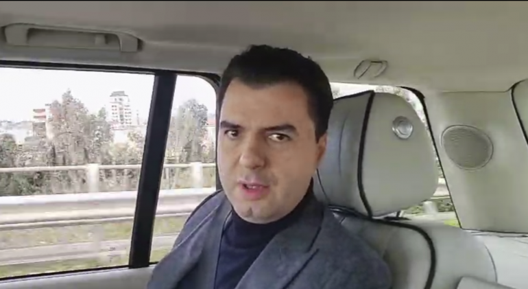 Basha ironizon Ramën: Me Çyrben, Rrajën dhe Kokën do e sjellësh ndryshimin në Durrës? (VIDEO) 