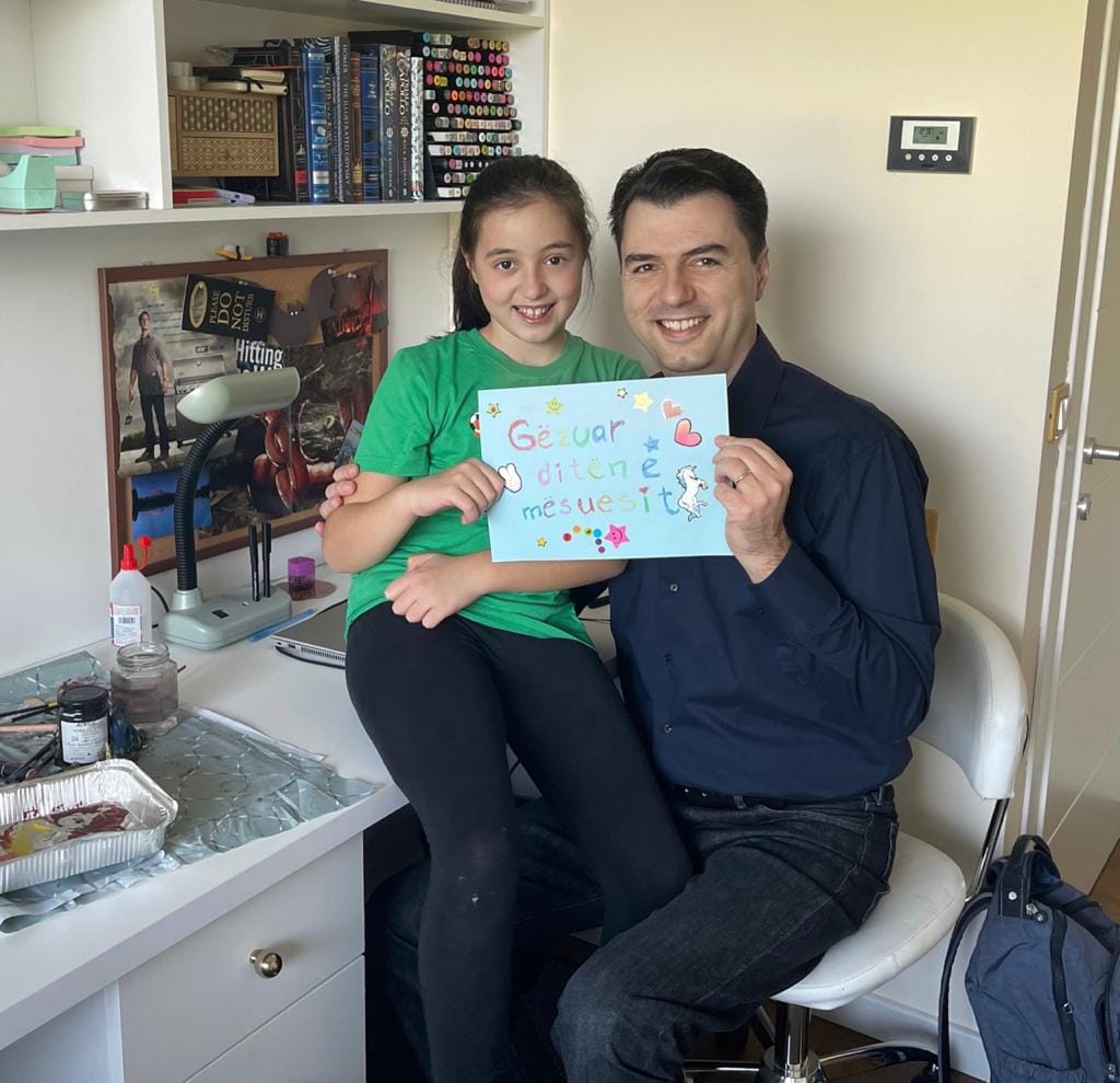 7 Marsi/ Urimi i veçantë i Bashës me të bijën për mësuesit