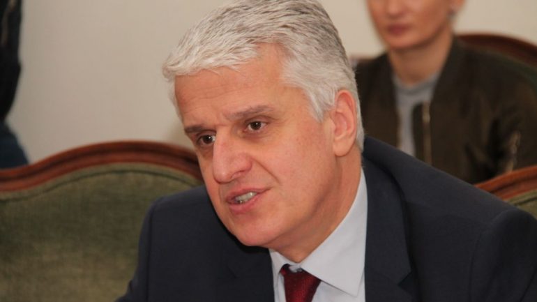 Vuçiç publikoi hartën me flamurin serb, Majko: Sovraniteti i Kosovës garantohet nga NATO, jo nga Instagrami