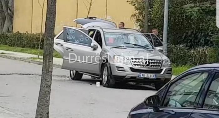 Pamjet nga vendngjarja/ Mjeti i “Mond Çekiçit” i qëlluar me breshëri plumbash, zona e rrethuar nga policia (FOTO+VIDEO)