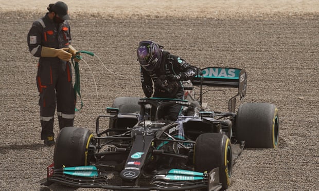 Makina e Hamilton shfaq probleme në teste, shenja premtuese te Ferrari