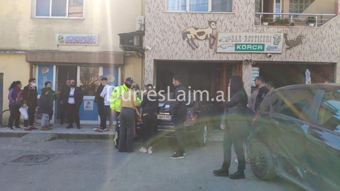 Durrës, shoferja humb kontrollin e mjetit, përfundon brenda biznesit