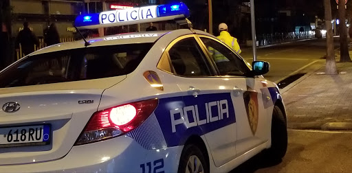 Një person i armatosur merr me forcë makinën e efektivëve