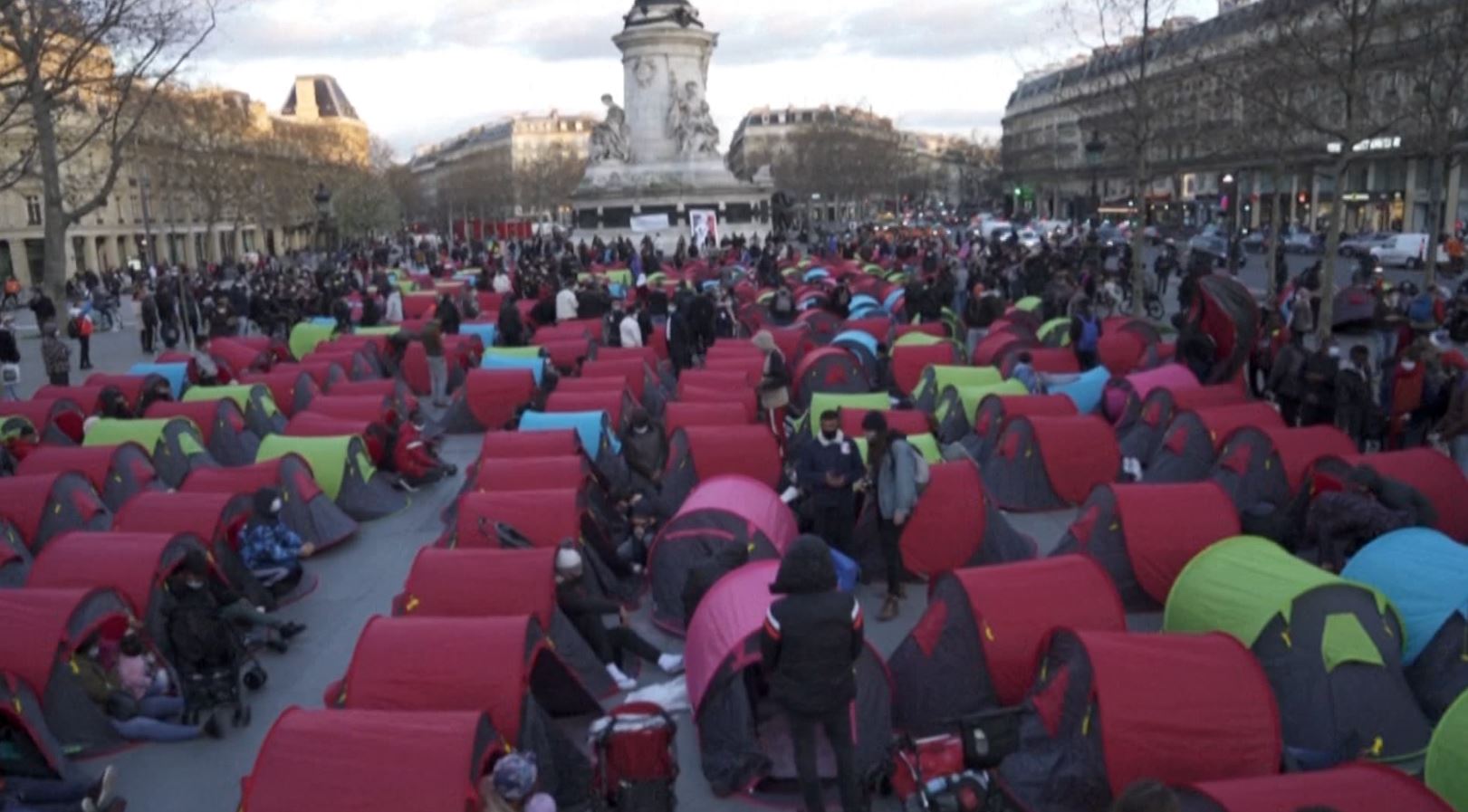 Emigrantët në Paris protestojnë për të denoncuar kushtet e jetesës së refugjatëve