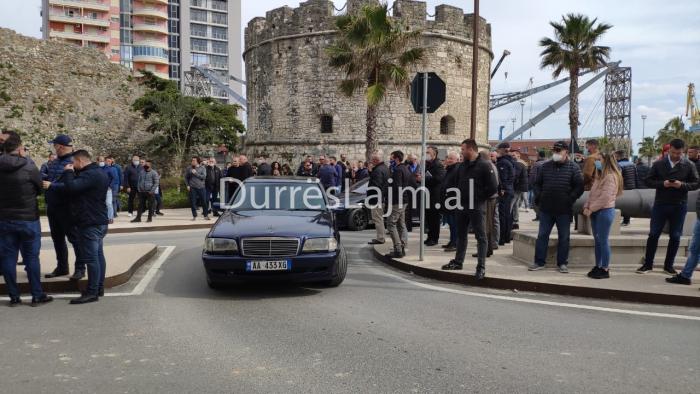 “Rama ik!” Demokratët e Durrësit e presin me ovacione liderin Basha (FOTO & VIDEO)
