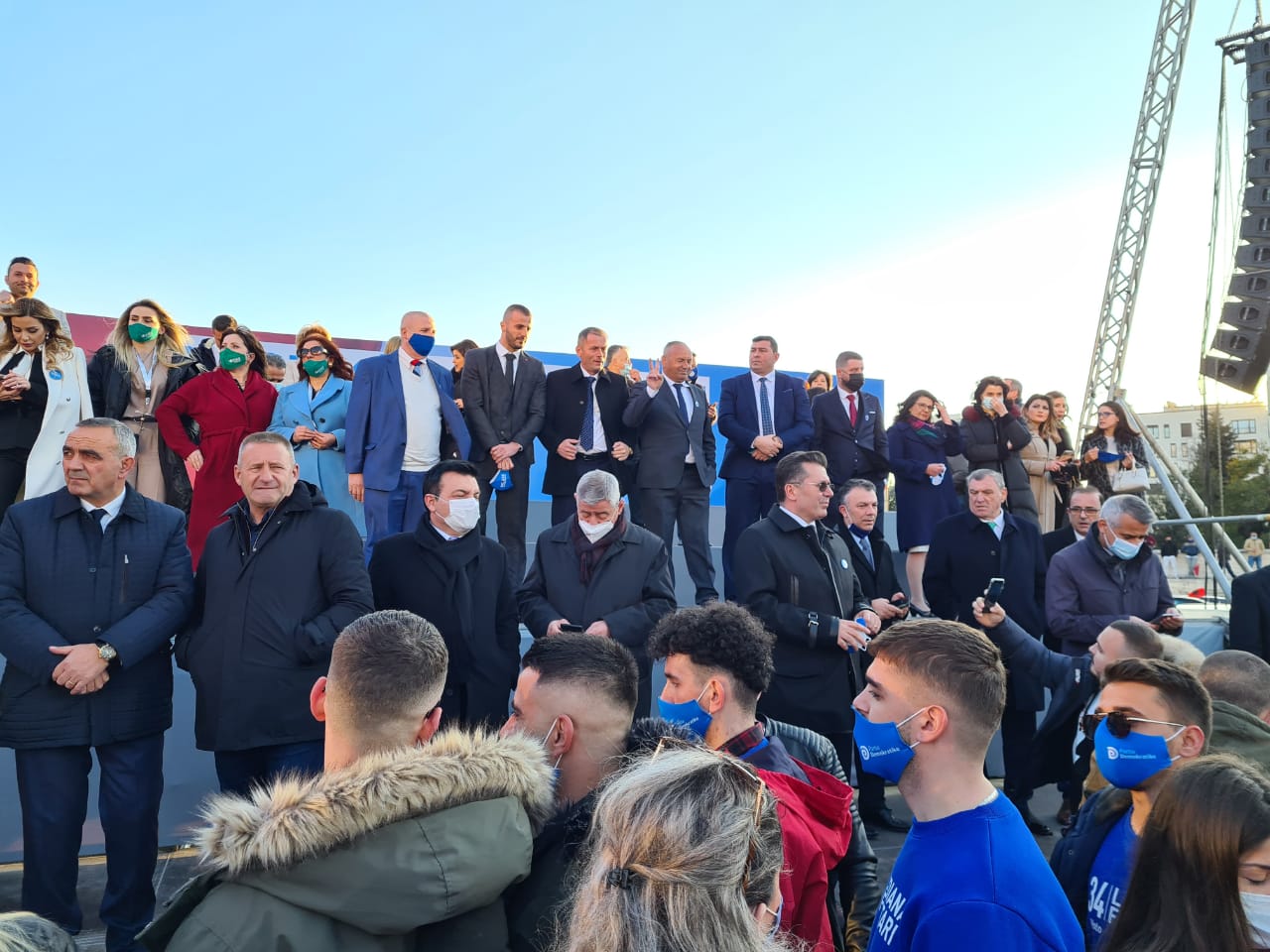 Nis zyrtarisht fushata elektorale e PD, kandidatët e aleatët në podium, mbështetësit mbushin sheshin “Nënë Tereza”