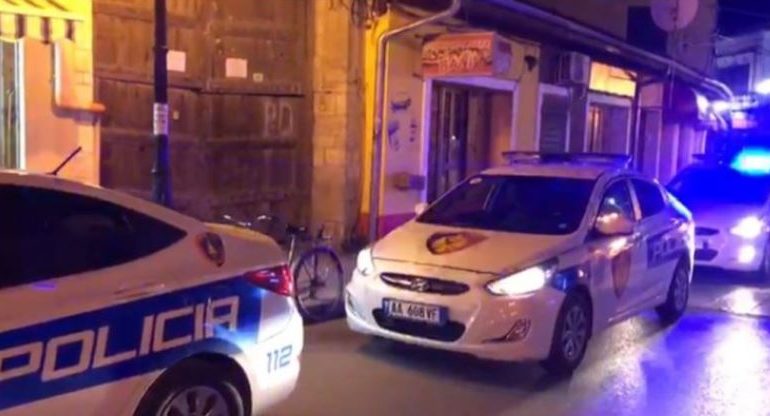 Qëllohet me armë në drejtim të një makine, policia nis hetimet