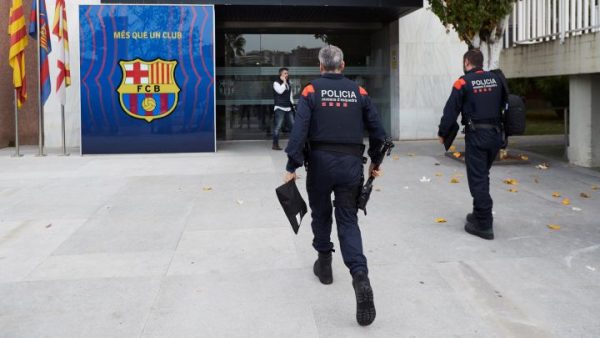 Policia hyn në zyrat e Barcelonës, arrestohet ish-presidenti Bartomeu