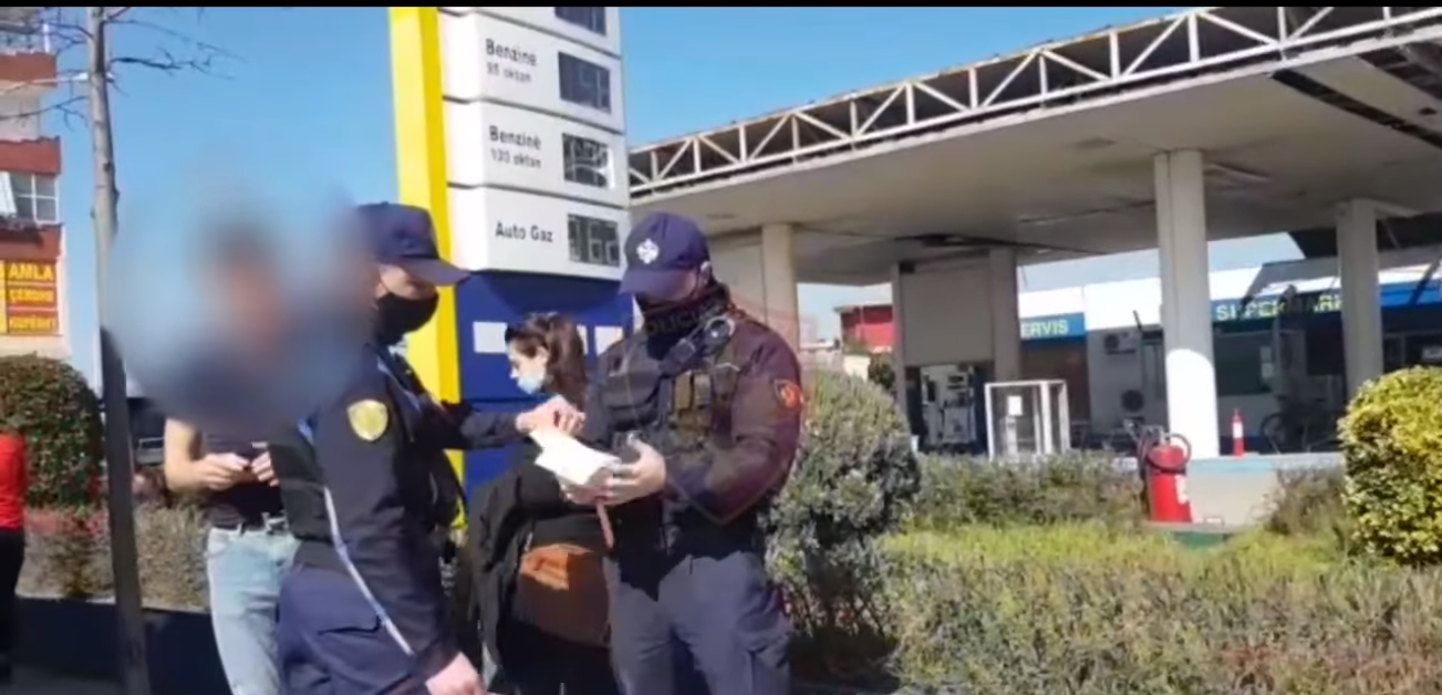 Durrës, prangosen 7 drejtues mjeti dhe gjobiten 150 qytetarë për maskat (VIDEO)