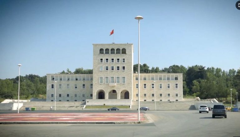 “VOA”: Shqetësim në Shqipëri largimi i të rinjve, 94% e atyre që studiojnë jashtë nuk duan të kthehen!