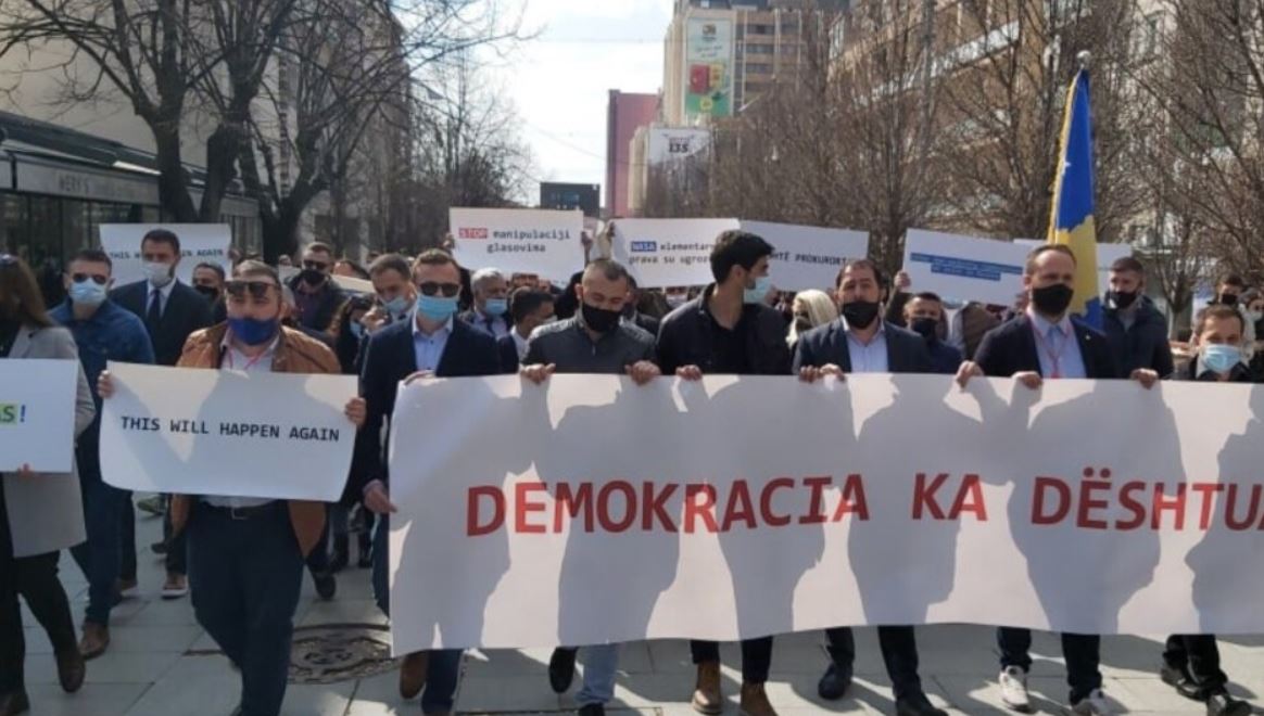 “Demokracia ka dështuar”,  protestë kundër “uzurpimit të vendeve të garantuara” në Kuvendin e Kosovës