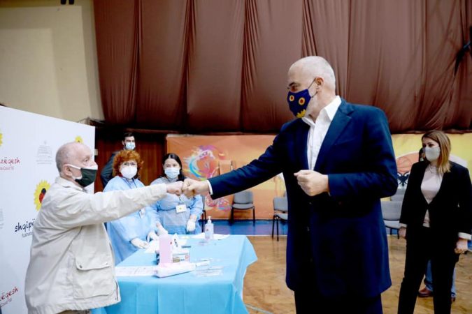 Rama publikon fotot e të moshuarve: Dashuri në kohërat e vaksinës