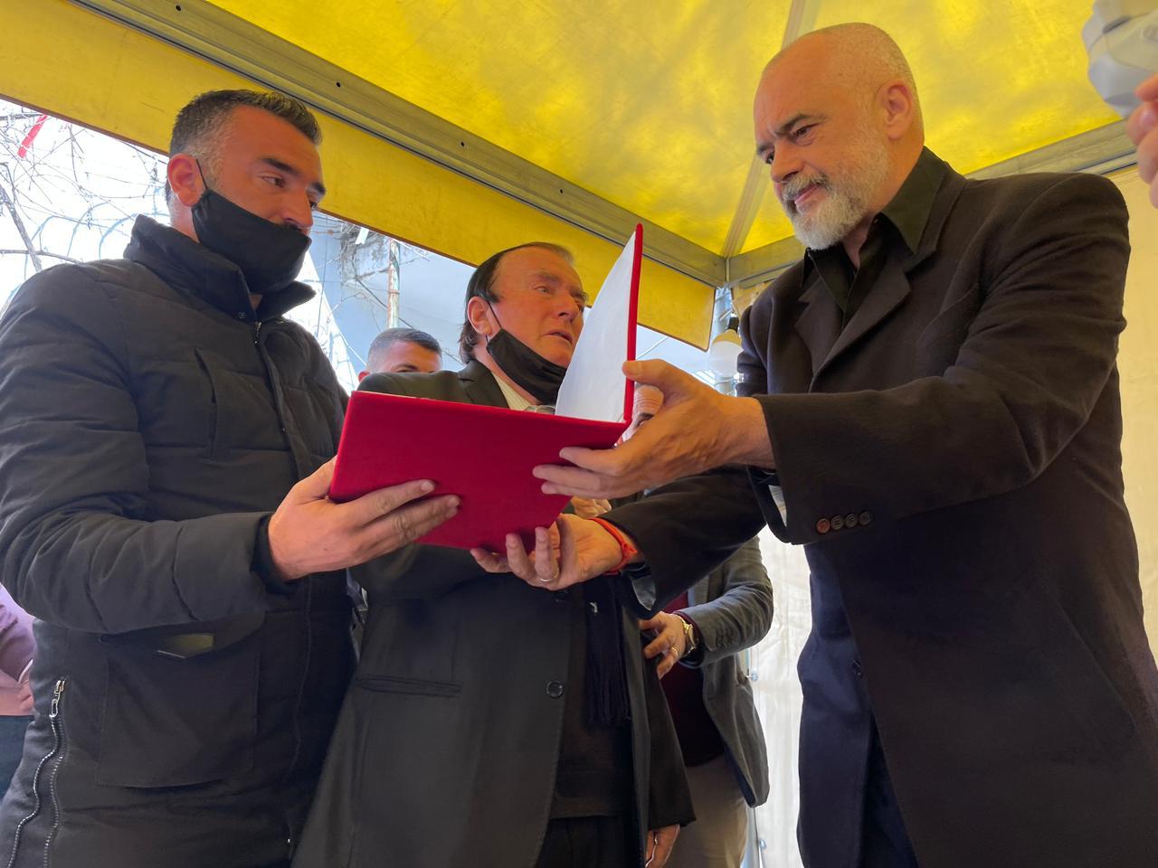 Rama u dorëzon titullin “Dëshmor i Atdheut” familjarëve të Arjan Salës: Heroizëm i madh dhe shumë i rrallë në këto kohë