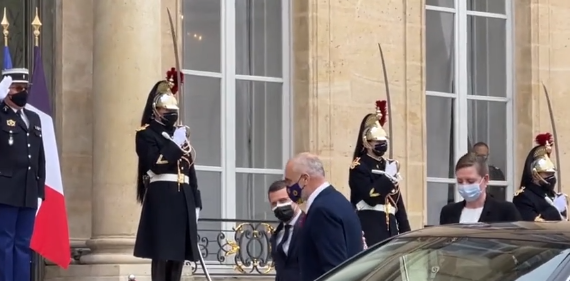 Rama mbërrin në Paris, shtrëngime duarsh e pritje e ngrohtë nga Macron