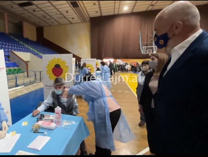 “Marrsh nga ditët tona!” I moshuari nga Durrësi lëshon urata për Ramën. Kryeministri: Burrat kanë më frikë sesa gratë (VIDEO)