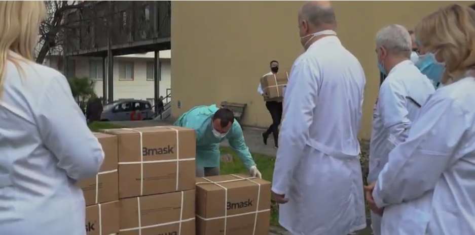 Covid-19/ Eco Market dhuron 6 respiratorë dhe 40 mijë maska për spitalin e Durrësit (VIDEO)
