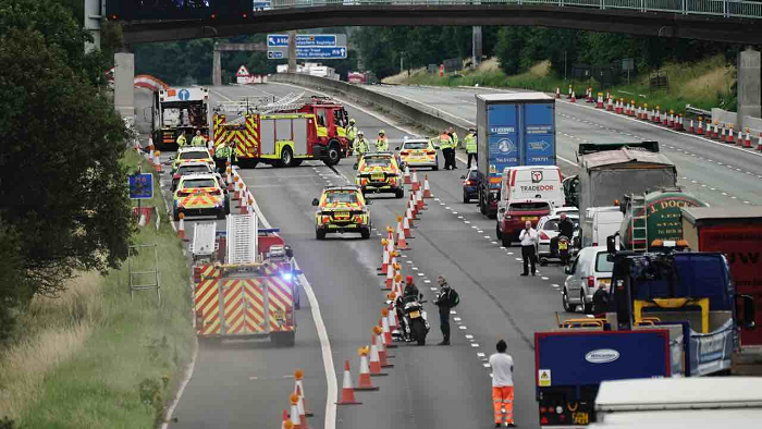 Del në autostradë për të mbledhur paratë që i mori era, goditet për vdekje nga makina