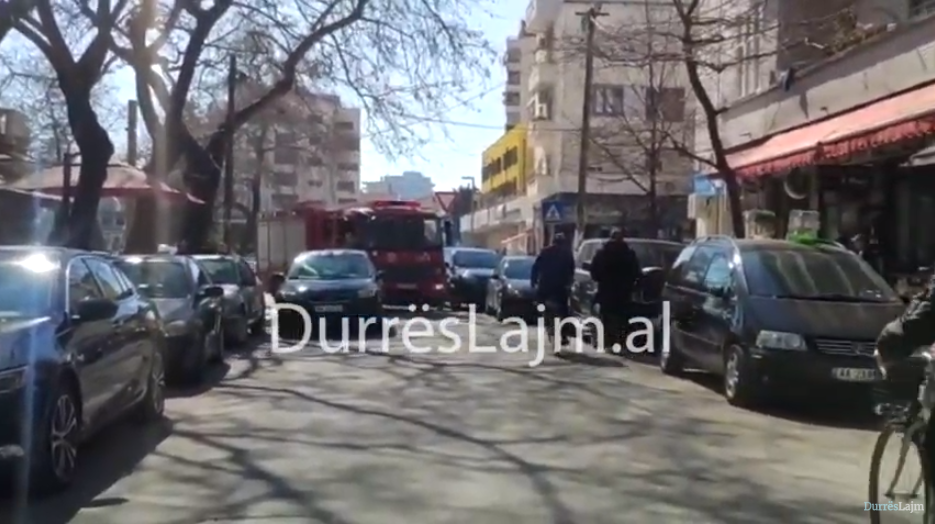 Kaosi i qarkullimit në rrugët e Durrësit, bllokohet edhe… zjarrfikësja (VIDEO)