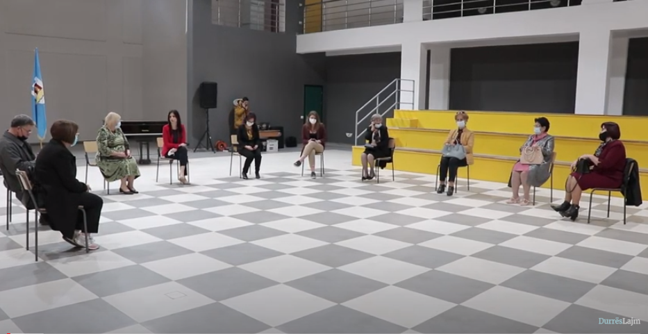 Durrës, nderohen me titullin “Mirënjohje e Qytetit” mësues të nderuar të qytetit (FOTO & VIDEO)