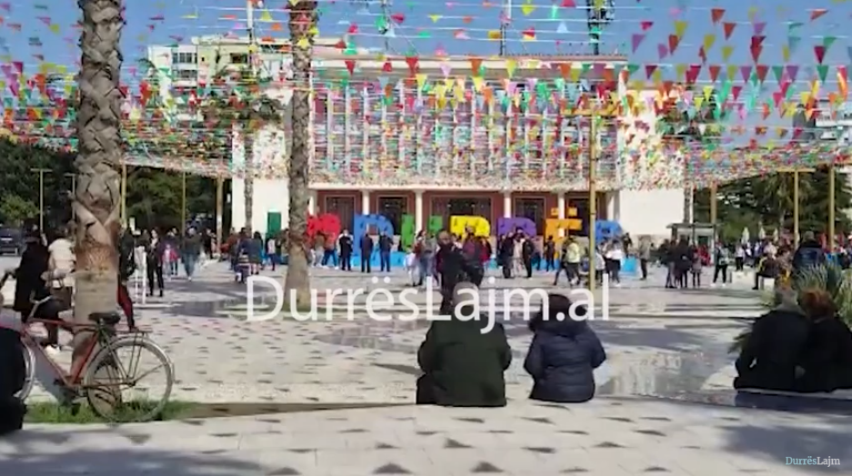 Dita e Verës në Durrës/ Qytetarët dynden në sheshin “Liria”, por shumë prej tyre harrojnë… maskat (VIDEO)