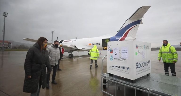 Mbërrijnë në aeroportin e Rinasit 10 mijë doza të vaksinës ruse, Sputnik V