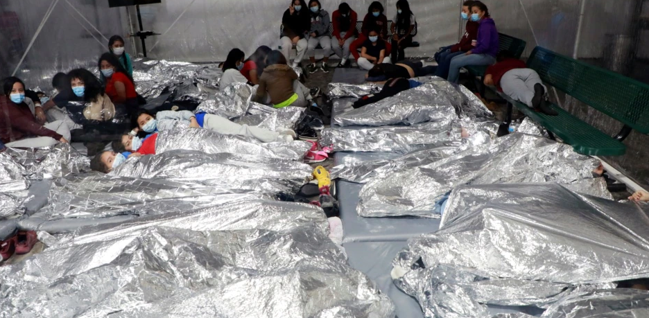 Rreth 4,000 migrantë mbipopullojnë një qendër në Teksas, shumica fëmijë