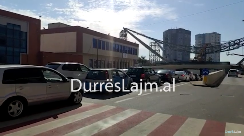 E diela e qytetarëve të Durrësit mes trafikut të rënduar (VIDEO)
