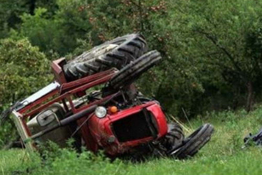 Përmbyset traktori, dërgohet me urgjencë drejt spitalit 50-vjeçari