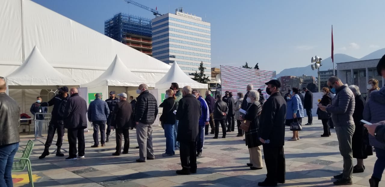 Nis vaksinimi masiv me “Sinovac” për moshat mbi 70 vjeç, i moshuari pret në radhë: Nuk kemi frikë