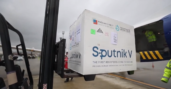 Shqipëria merr vaksinën ruse, 10 mijë doza nga vendi i cili na i dhuroi