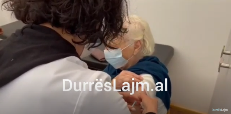 Vaksinimi masiv në Durrës, nis aplikimi i vaksinës kineze (VIDEO)