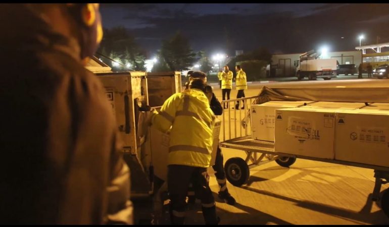 Mbërrijnë 38 mijë dozat e para të vaksinës AstraZeneca në Shqipëri