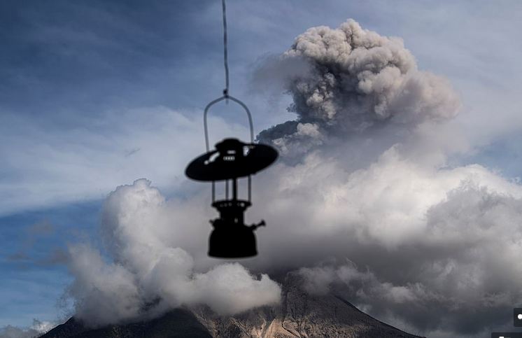 Shpërthimi i vullkanit Sinabung, pamje spektakolare ku hiri zë gjithë qiellin mbi qytet (FOTO & VIDEO)