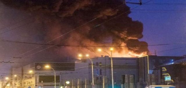 Zjarri në qendrën tregtare, shefi i Zjarrfikëses: Rojen ende nuk e kemi gjetur