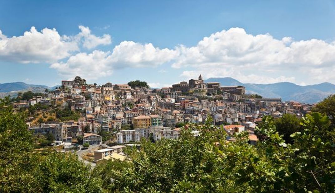 Qyteti mahnitës italian po shet qindra shtëpi për vetëm një euro secila