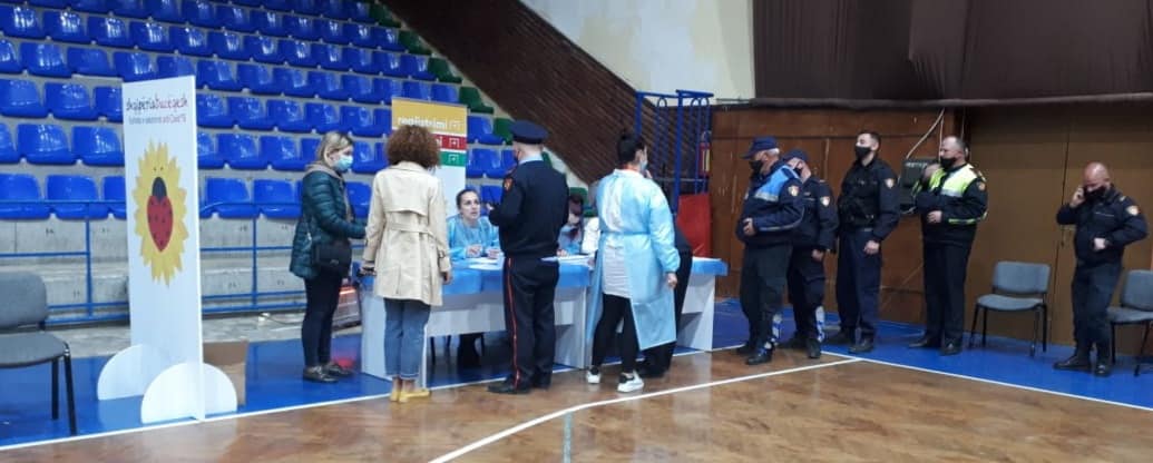 Vaksinohen efektivët e policisë në Durrës (FOTO)