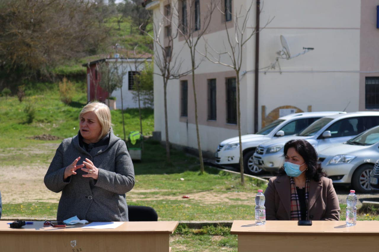 Heqja e taksës së naftës, Ekonomi u shpërndan kartën fermerëve në Shijak